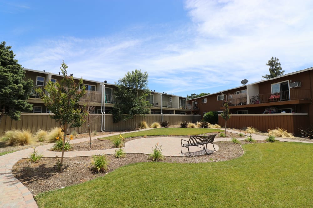 Courtyard at Mountain View Apartments in Concord, California