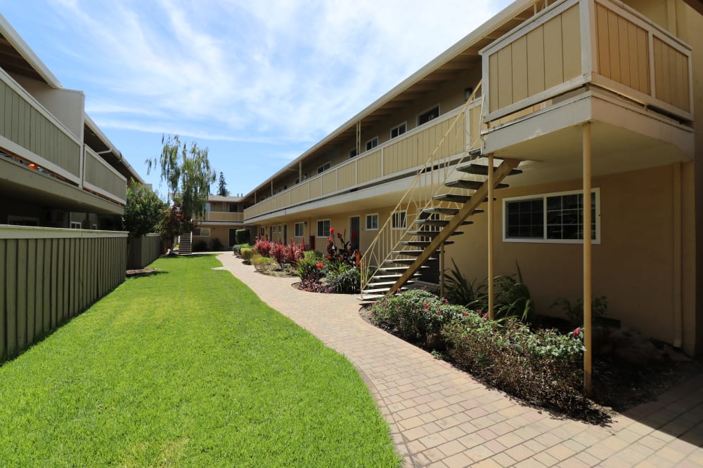 Courtyard at Mountain View Apartments in Concord, California