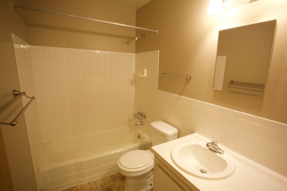 Bathroom with tiled shower/tub combination at Montgomery Plaza in Cincinnati, Ohio