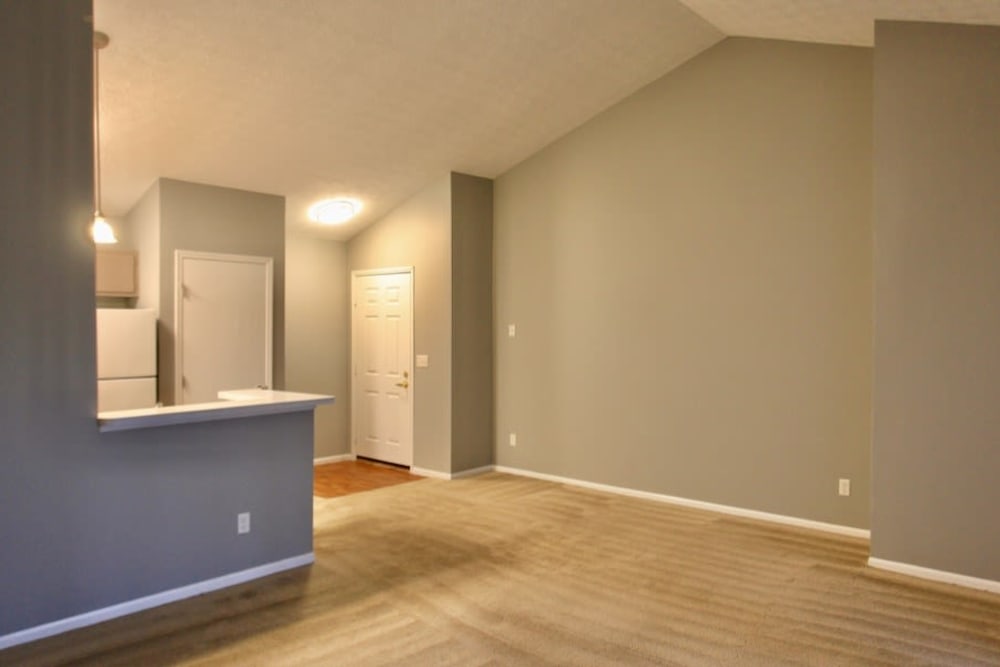 Spacious carpeted living room with vaulted ceilings at Trotter's Landing in Delaware, Ohio