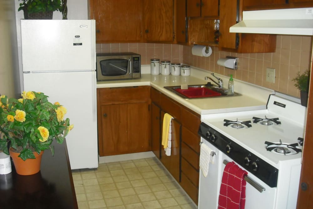 Fully equipped kitchen at Royal James Plaza in Columbus, Ohio