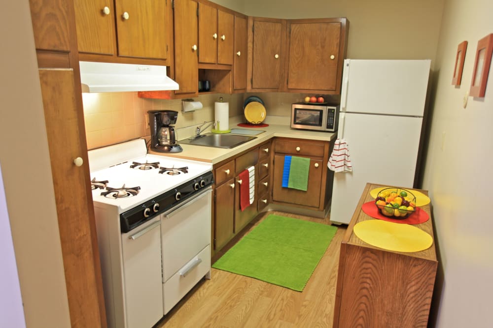 Fully equipped kitchen at Dublin Plaza in Columbus, Ohio