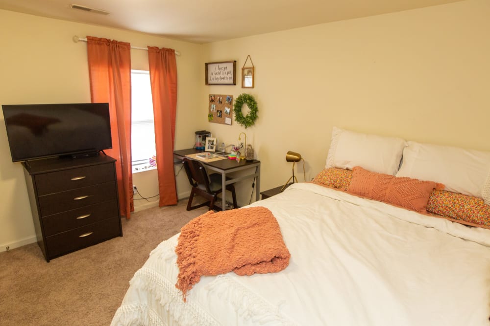 Spacious bedroom at Columns in Bowling Green, Kentucky