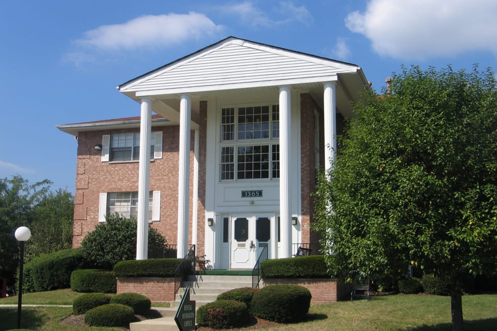 Brick building with columns and covered entryway at Briarcliff Plaza in Reynoldsburg, Ohio