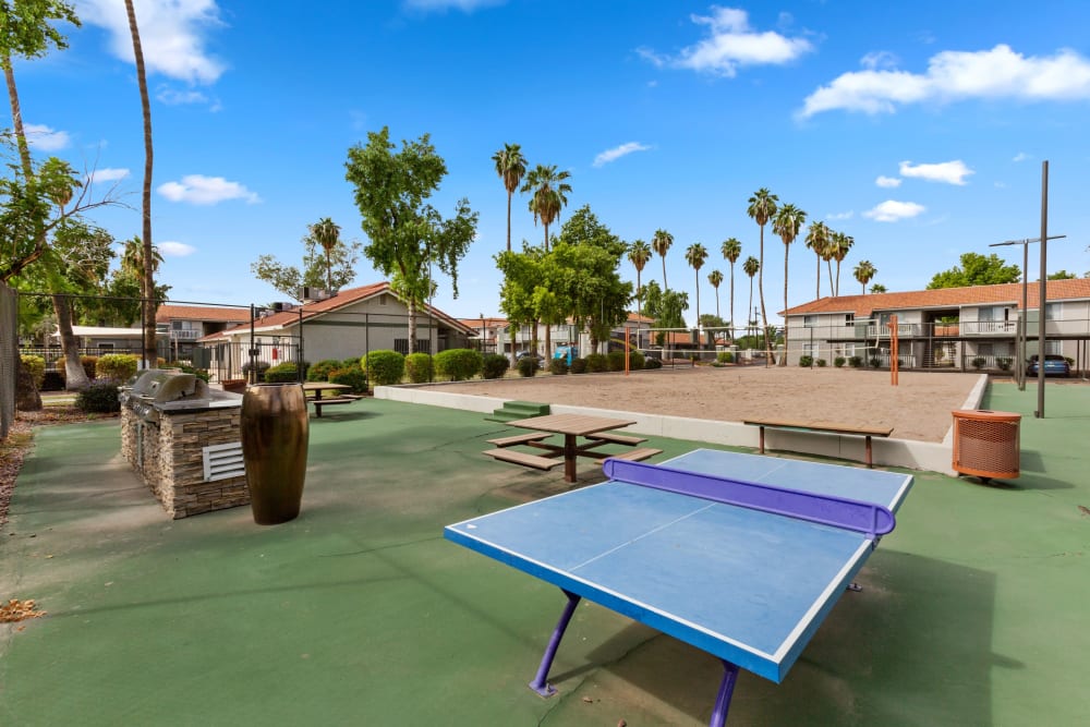 Outdoor games and volleyball at 505 West Apartment Homes in Tempe, Arizona