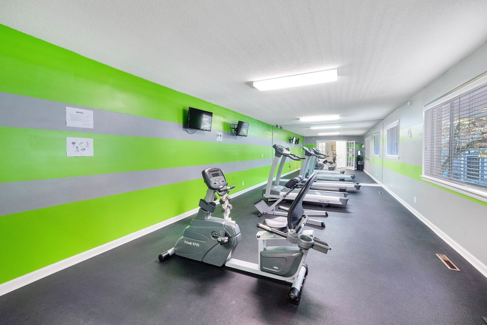 Well equipped Fitness Center The Hills at Oakwood Apartment Homes in Chattanooga, Tennessee