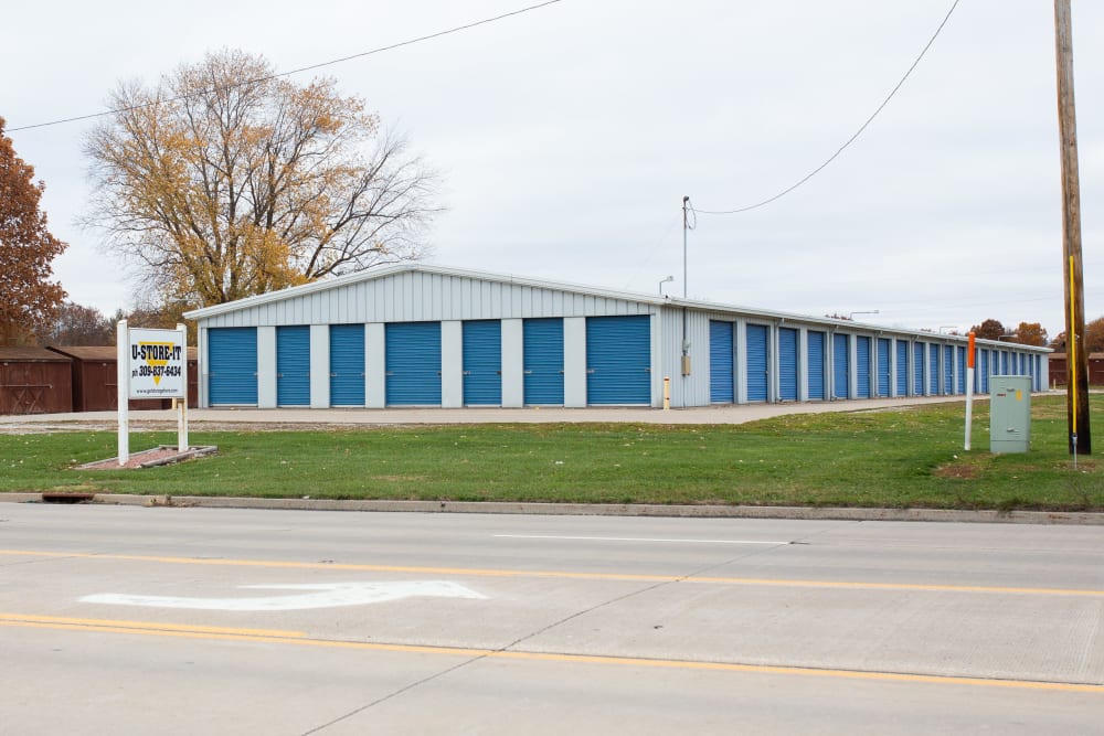 Street view of exterior units at U-Store-It in Macomb, Illinois
