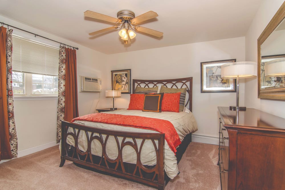 Bedroom with a ceiling fan at Ridley Brook Apartments in Folsom, Pennsylvania