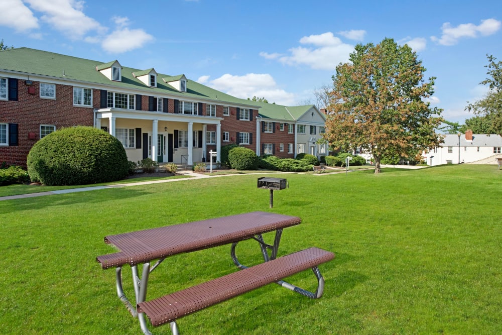 Picnic table and large manicured lawn outside at Braddock Lee Apartments in Alexandria, Virginia
