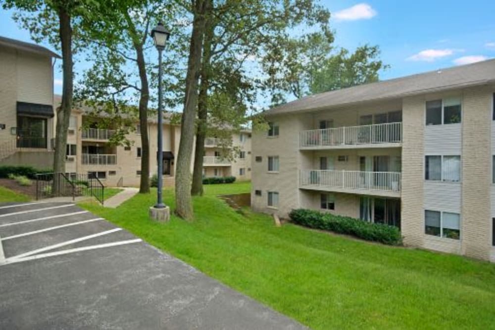 Well manicured exterior landscape at Frazer Crossing in Malvern, Pennsylvania