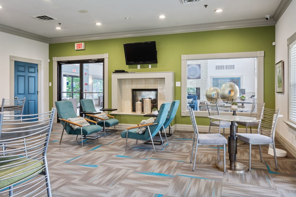 Lounge with plenty of seating at Oxford Hills in St. Louis, Missouri