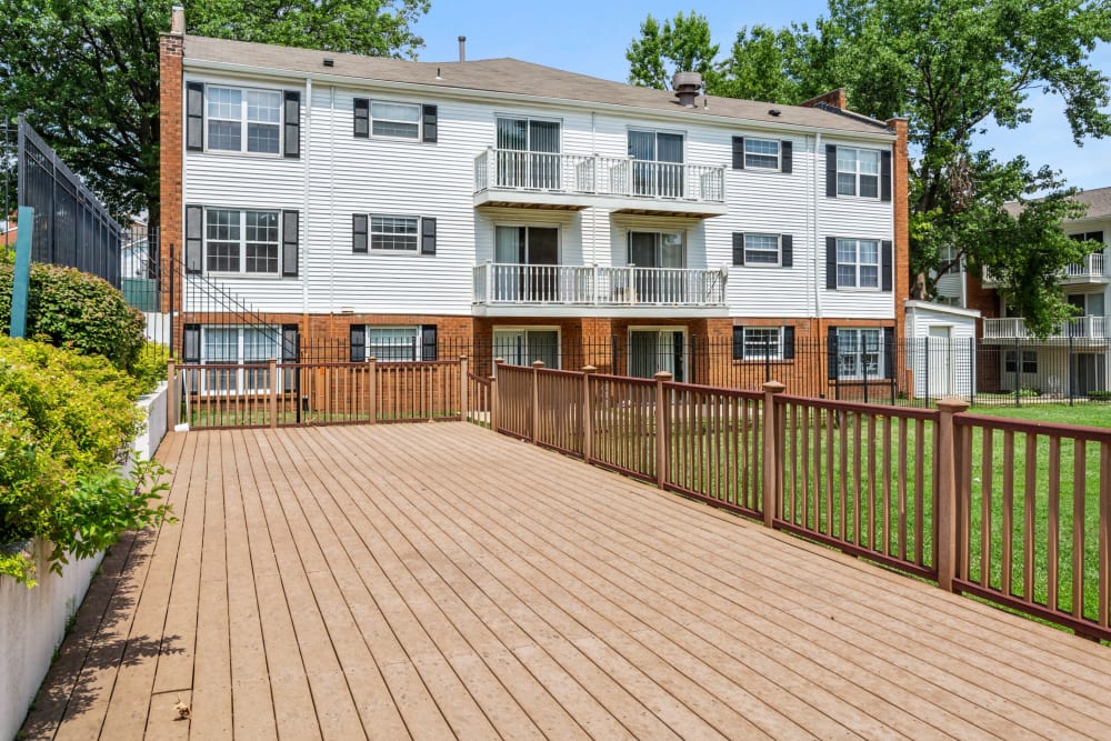 Exterior view of apartment units at Oxford Hills in St. Louis, Missouri