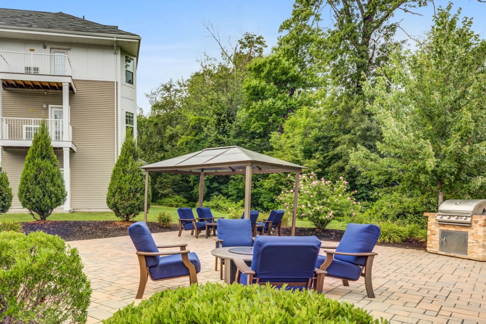 Outdoor seating and barbecue area at Regency Place in Wilmington, Massachusetts
