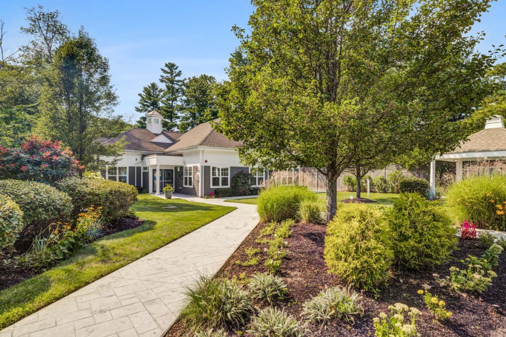 Walkways and well manicured landscape at Regency Place in Wilmington, Massachusetts