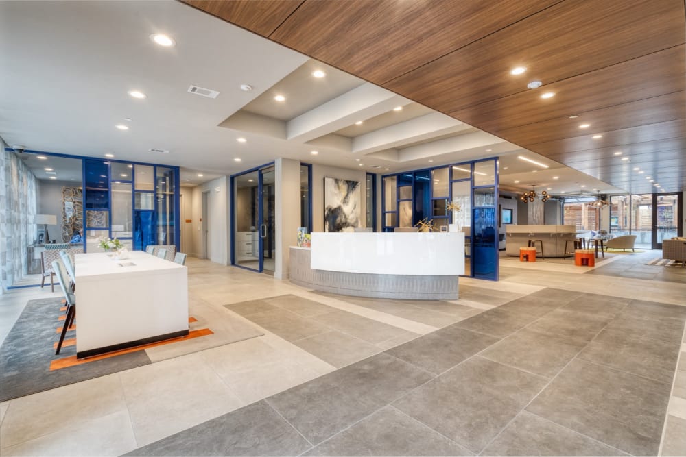 Beautiful clubhouse entrance at 5 Points Northshore in Chattanooga, Tennessee