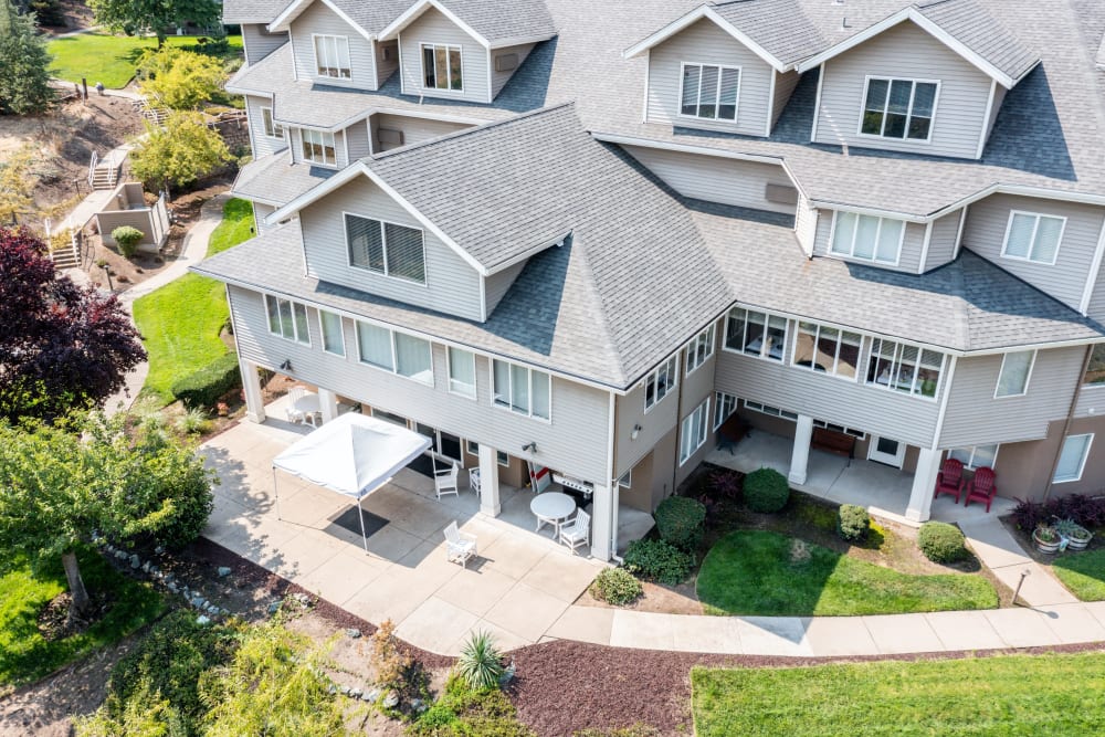 Sunny outside view at Maple Ridge Senior Living in Ashland, Oregon