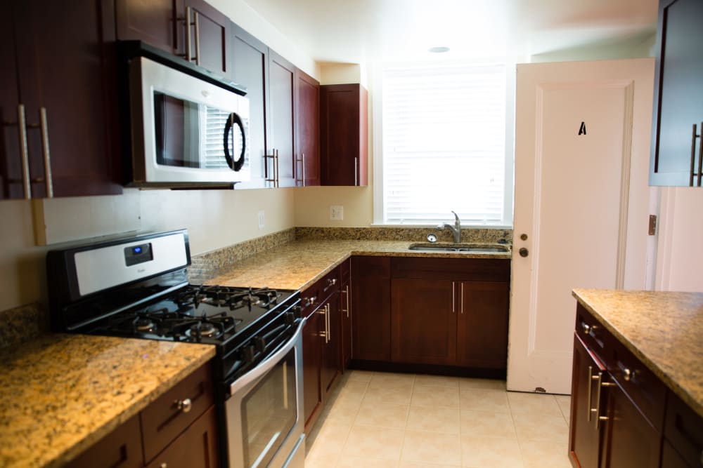 a fully equipped kitchen at Perry Circle Apartments in Annapolis, Maryland