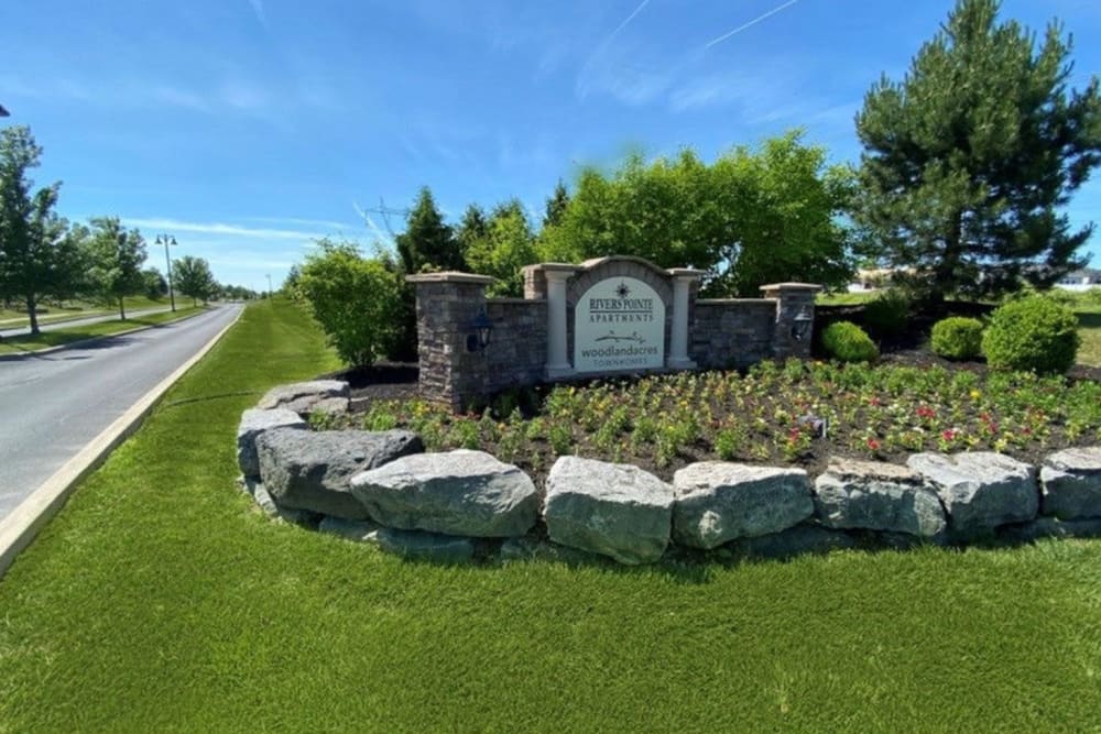 Monument sign at Rivers Pointe Apartments in Liverpool, New York