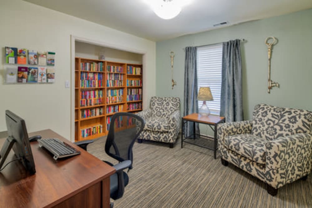 Library and computer at Leisure Living Lakeside in Evansville, Indiana