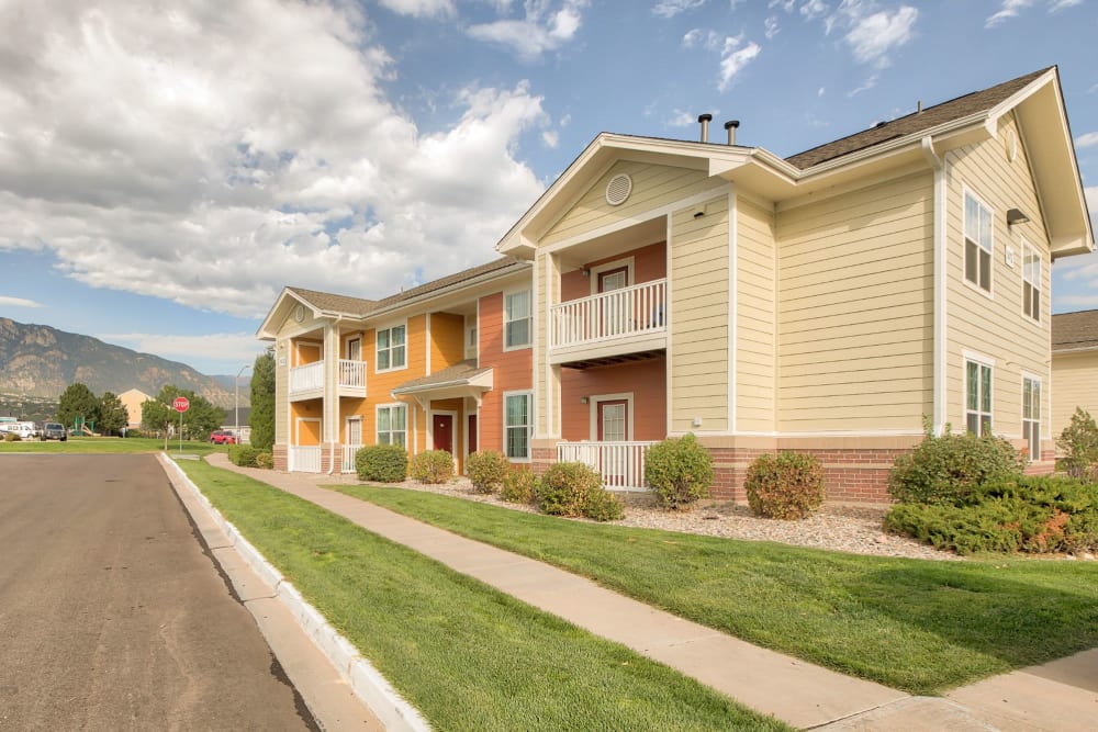 Exterior view of the housing at Westmeadow Peaks Apartments in Colorado Springs, Colorado