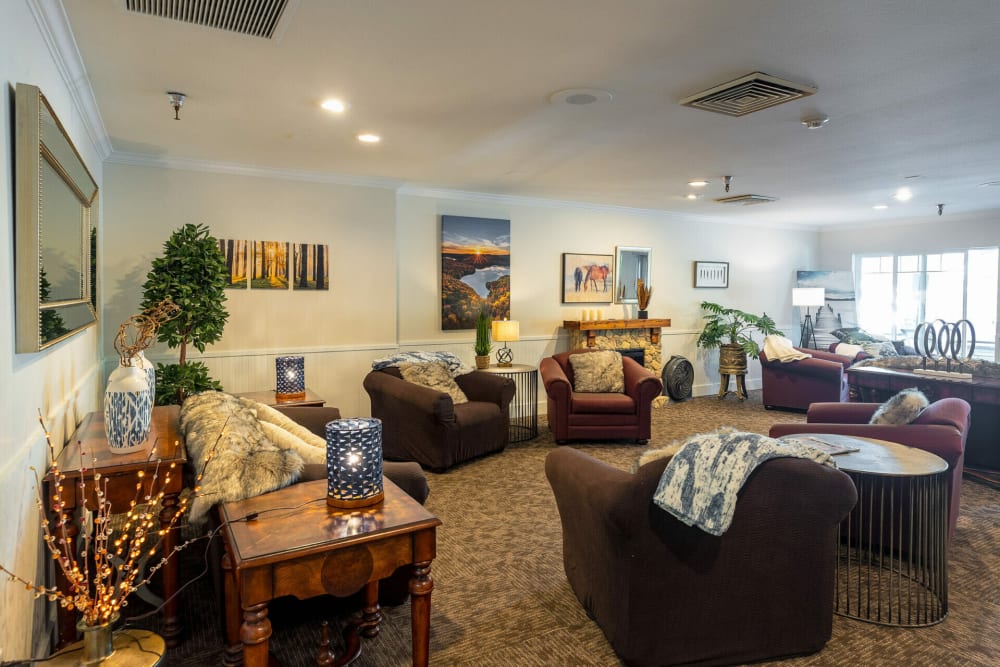 Resident lounge with lots of seating at Rosewood Villa in Bellingham, Washington