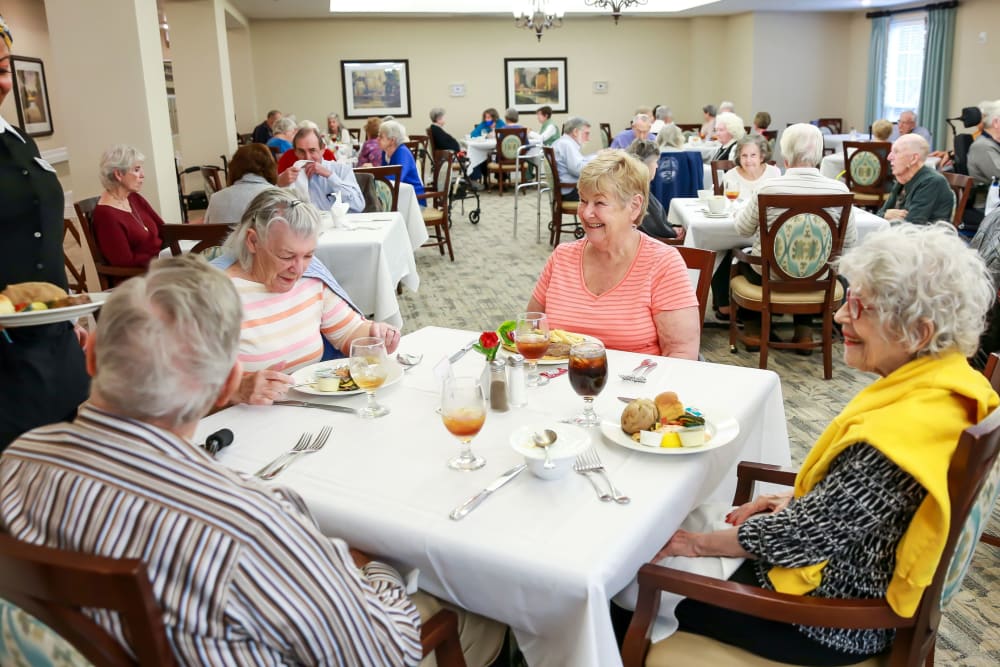 Residents enjoying a meal at Harmony at West Ashley in Charleston, South Carolina
