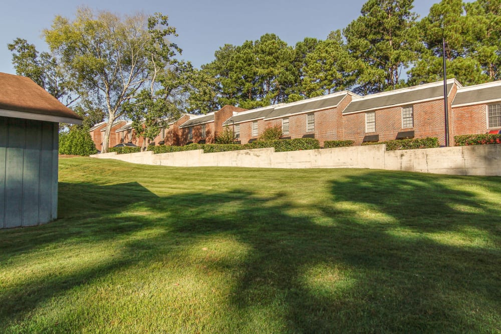 Large lawn at Woodville Apartments in Columbus, Georgia