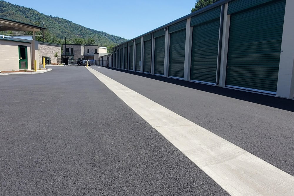 Drive Aisle at Cascade Self Storage in Grants Pass, Oregon
