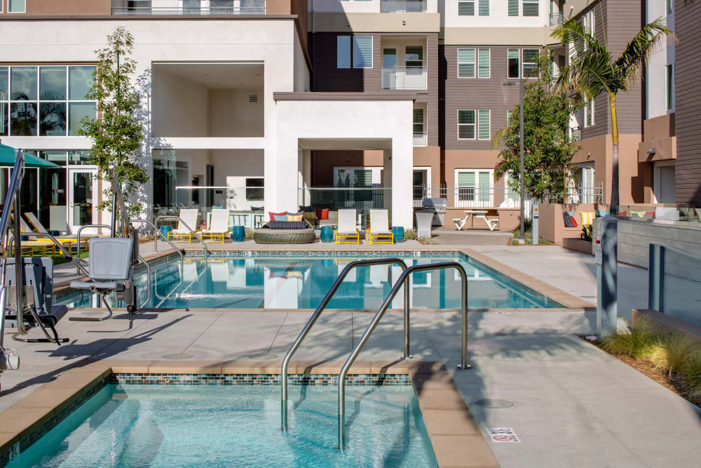a pool and hot tub at Jefferson SoLA in South Gate, California