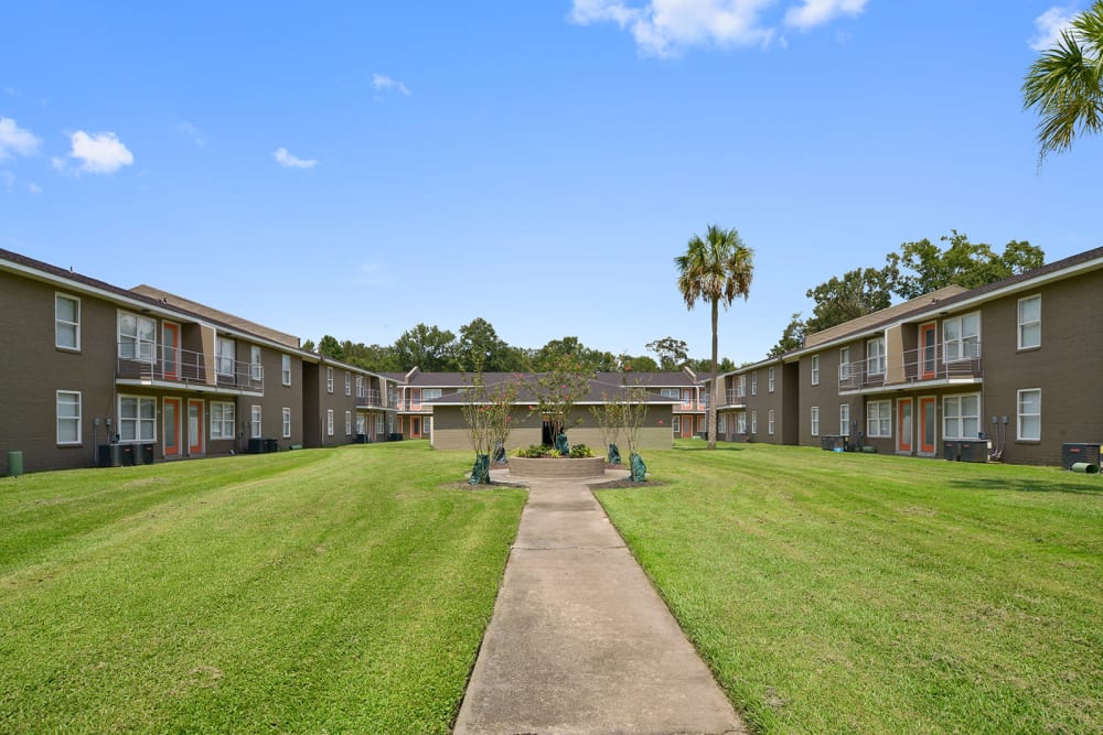 Courtyard area at Avalon Apartment Homes in Baton Rouge, Louisiana