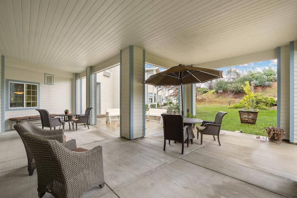 Outdoor seating area at Pacifica Senior Living Country Crest in Oroville, California