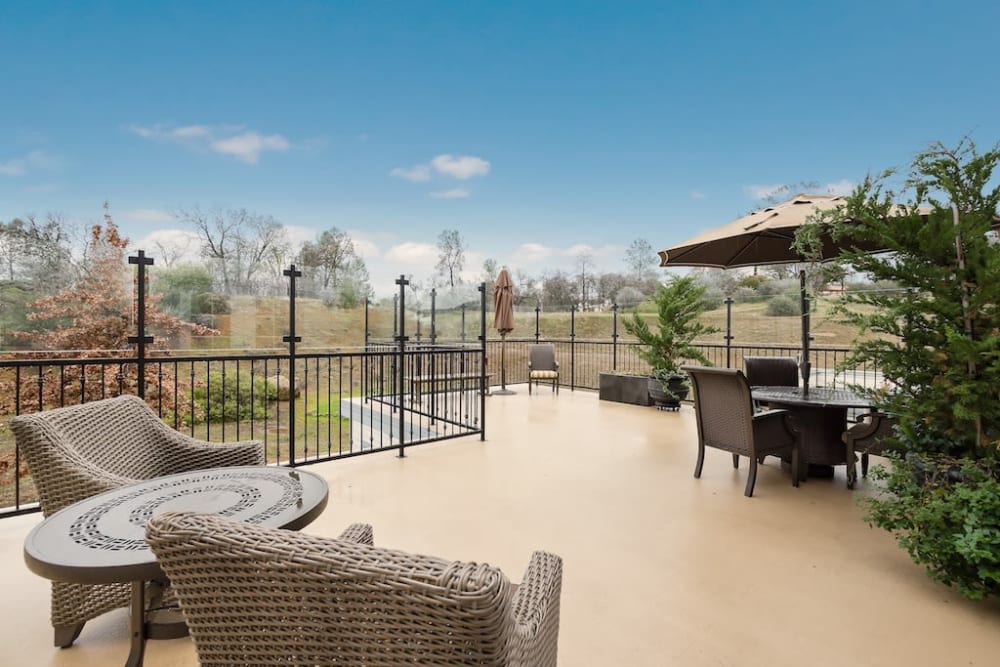 Outdoor seating area at Pacifica Senior Living Country Crest in Oroville, California