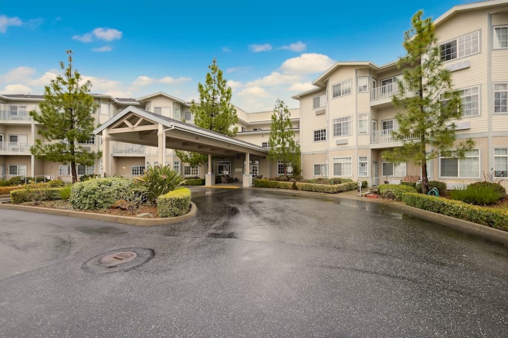 Exterior view of Pacifica Senior Living Country Crest in Oroville, California