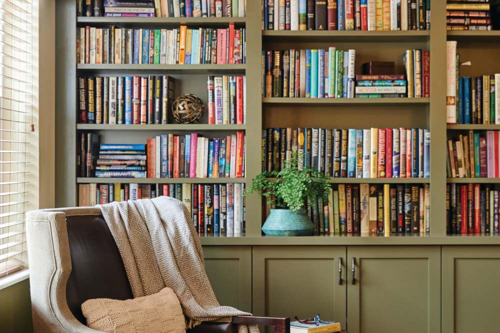 Well-stocked library at SL location 1 in Bend, Oregon