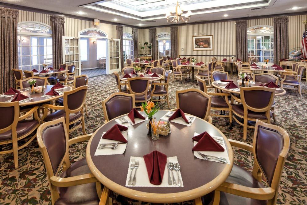 A large dining hall at Carriage Inn Lake Jackson in Lake Jackson, Texas