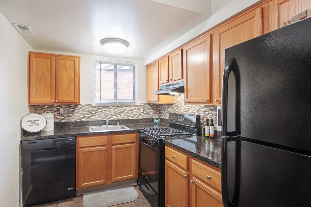 Taylor Park Apartment Homes offers a modern kitchen in Nottingham, Maryland
