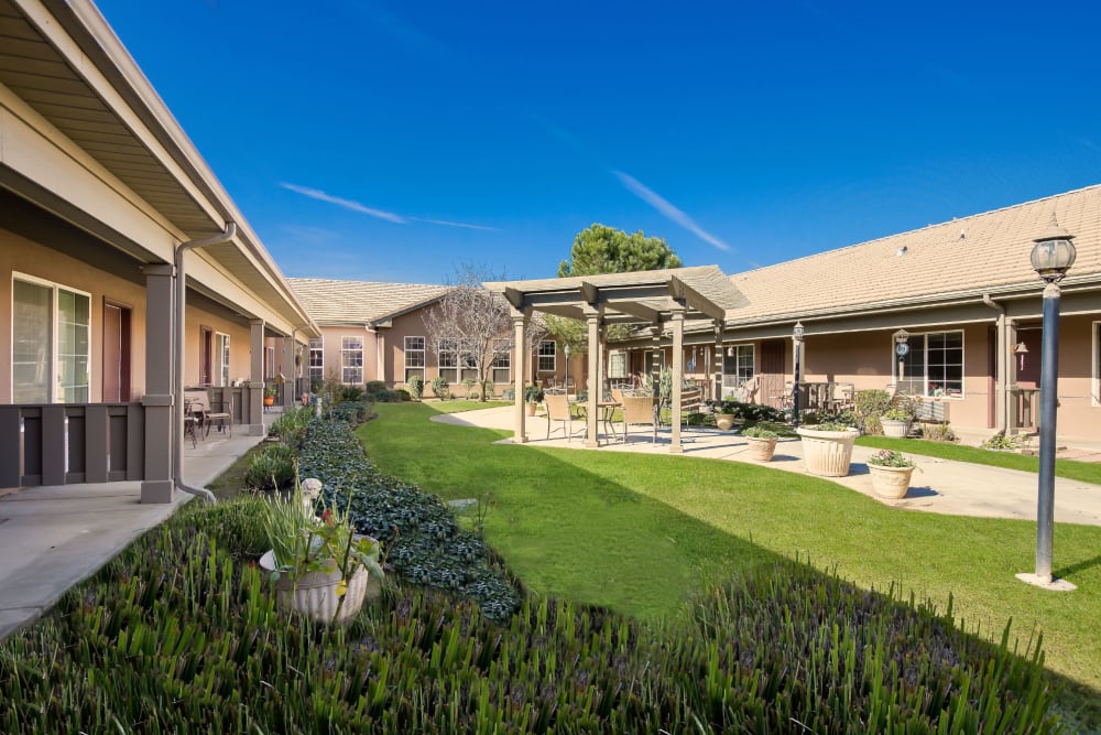 Grassy courtyard at Pacifica Senior Living Bakersfield in Bakersfield, California