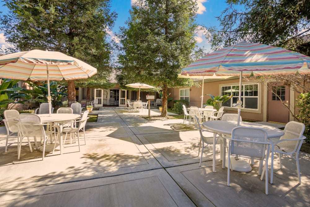 Exterior patio and tables at Pacifica Senior Living Bakersfield in Bakersfield, California
