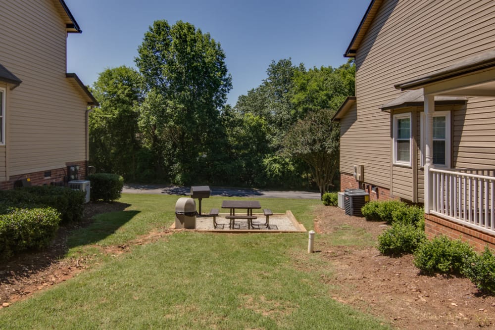 Picnic area at Foundry Townhomes in Simpsonville, South Carolina