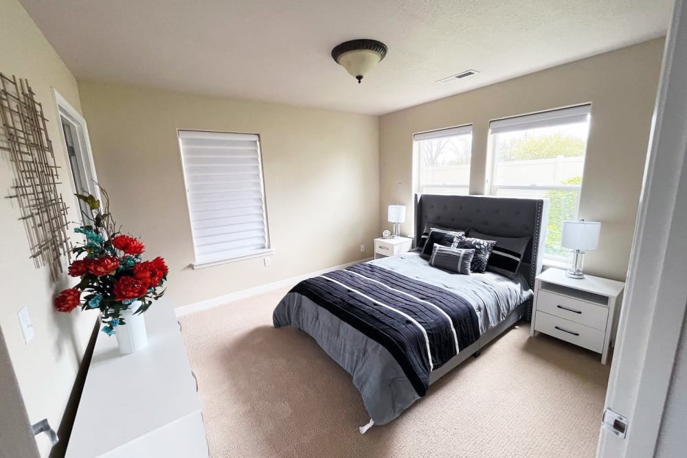 A modern bedroom at Heron Pointe Senior Living in Monmouth, Oregon