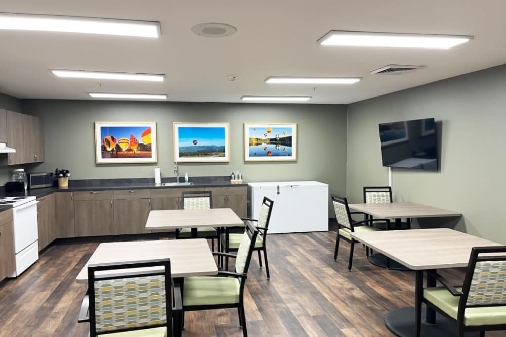 A relaxing community kitchen area at Heron Pointe Senior Living in Monmouth, Oregon