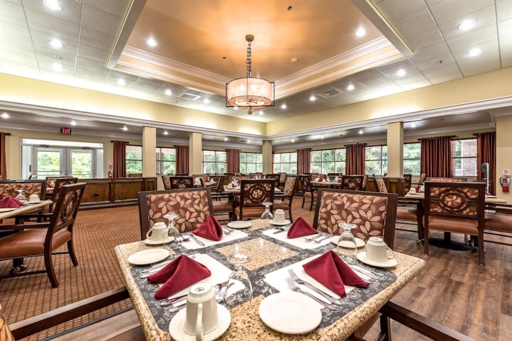 Dining room at Pacifica Senior Living Heritage Hills in Hendersonville, North Carolina