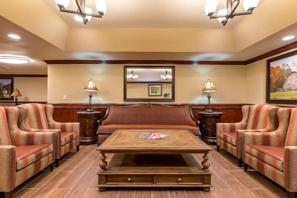 Lounge area at Pacifica Senior Living Heritage Hills in Hendersonville, North Carolina