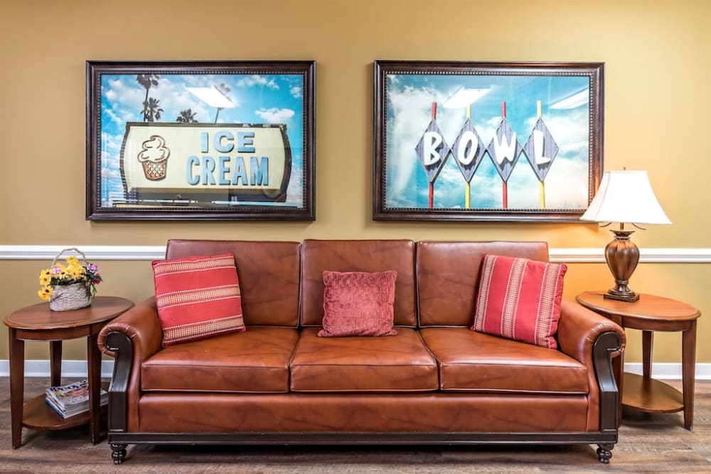 Lounge area at Pacifica Senior Living Heritage Hills in Hendersonville, North Carolina