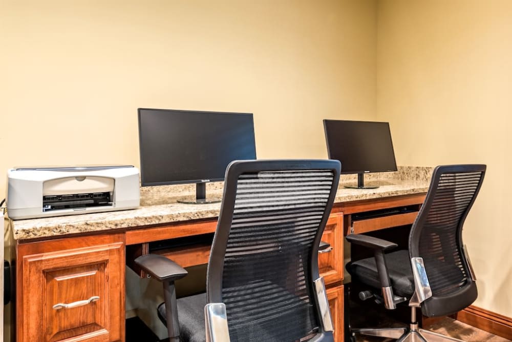 Computer room at Pacifica Senior Living Heritage Hills in Hendersonville, North Carolina