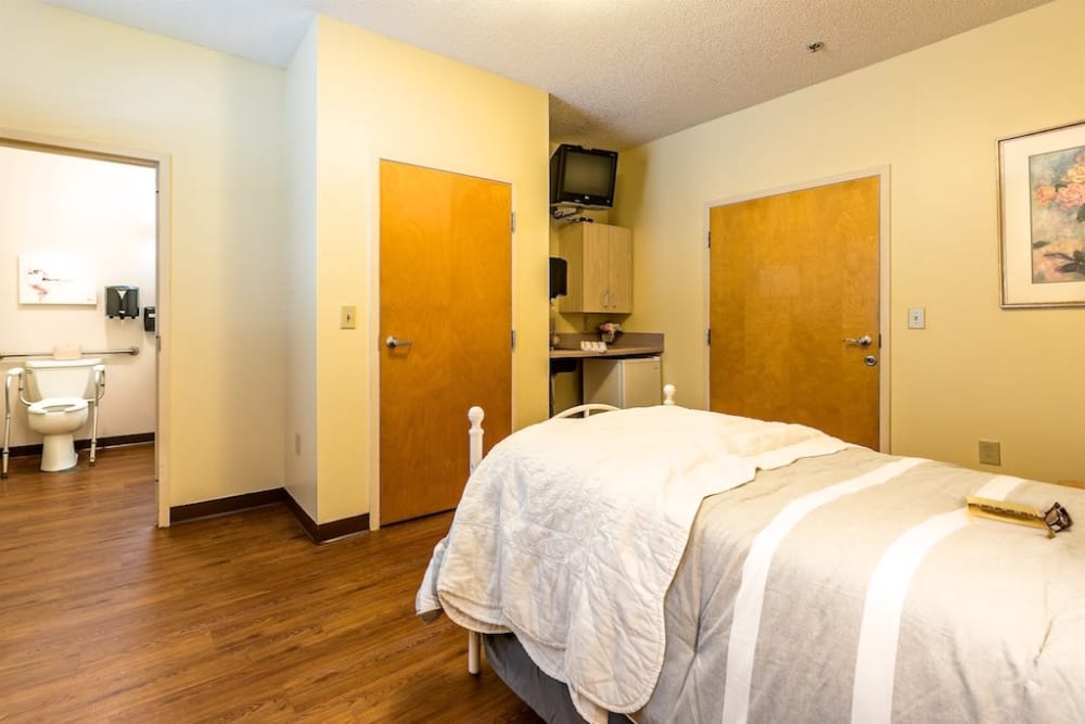 Resident bedroom at Pacifica Senior Living Heritage Hills in Hendersonville, North Carolina