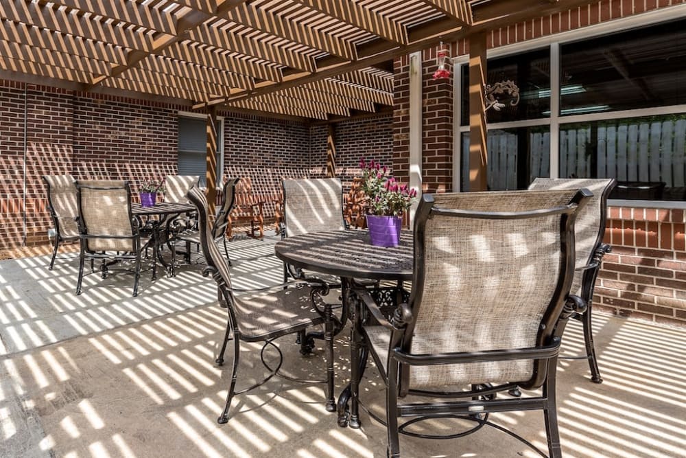 Outdoor seating area at Pacifica Senior Living Heritage Hills in Hendersonville, North Carolina