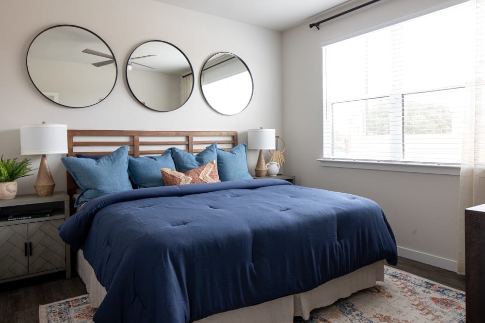 Bedroom with modern decorations at Bellrock Memorial in Houston, Texas