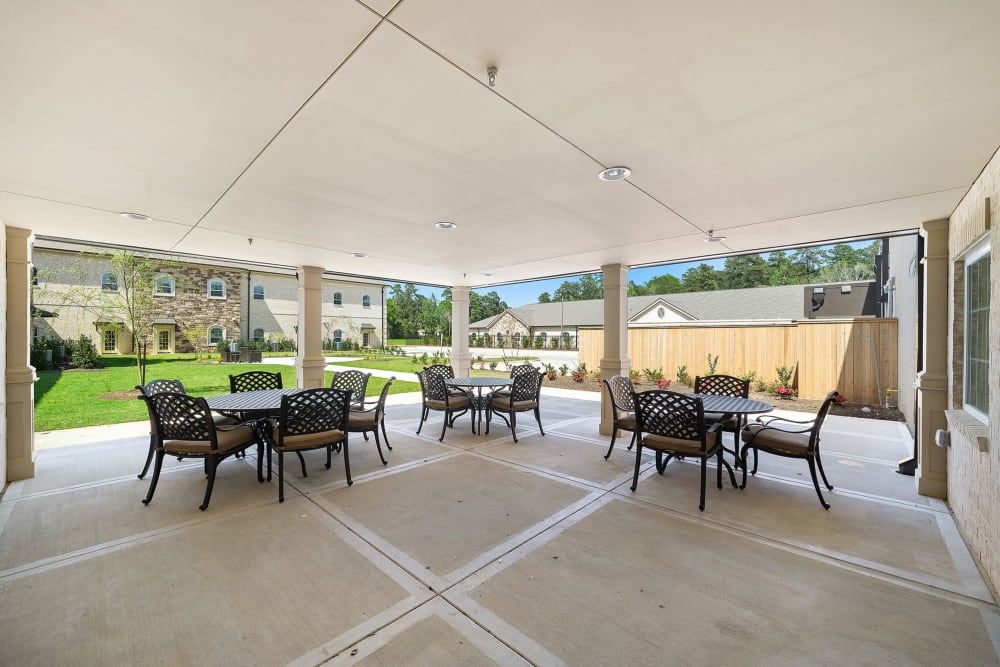 Outdoor sheltered patio at Worthington Manor in Conroe, Texas