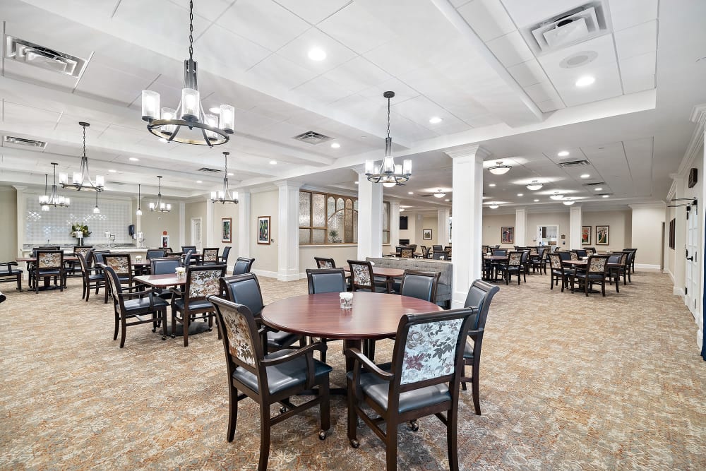 Large dining room at Worthington Manor in Conroe, Texas
